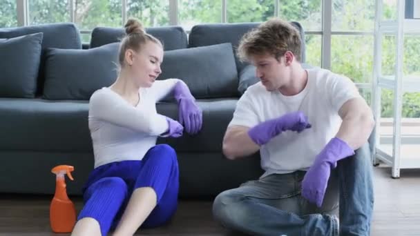 Concept Familial Résolution Couple Caucasien Nettoyage Dans Maison Les Jeunes — Video