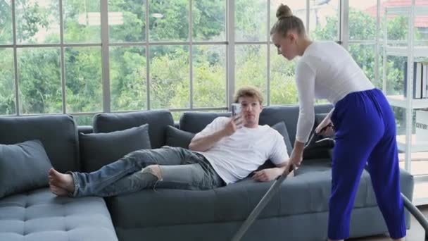 Family Concept Resolution Caucasian Couple Cleaning House Taking Advantage — Vídeo de Stock