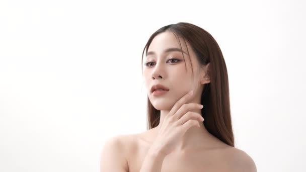 Skönhetskoncept Upplösning Asiatisk Flicka Rör Sitt Ansikte Vit Bakgrund — Stockvideo