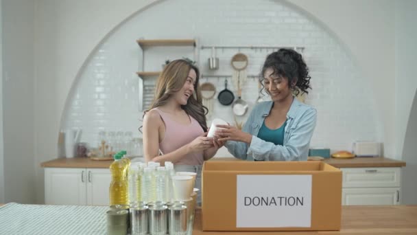 Volontär Koncept Upplösning Asiatiska Kvinnor Packar Mat Donationslåda Hemma Konsumtionsvaror — Stockvideo