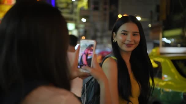 Travel Concept Resolution Beautiful Girl Taking Pictures Pedestrian Street Night — Stockvideo