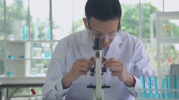 Концепция Исследования Разрешения Азиатские Ученые Изучают Аномалию Микроскопом — стоковое видео