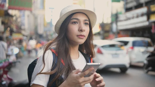 Travel Concept Resolution Asian Woman Using Phone Road While Traveling — 图库照片