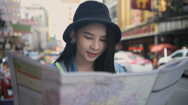 해상도의 아시아 여성들은 도시에서 위치를 지도를 사용하고 — 스톡 사진