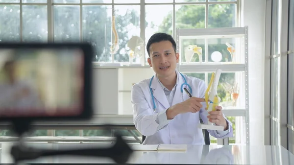 Medyczna Koncepcja Rozdzielczości Lekarze Rozmawiają Leczeniu Chorób Biurze — Zdjęcie stockowe