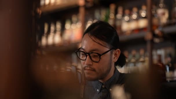 Night Club Concept Resolution Bartender Making Drinks Customers Restaurant Group — Stockvideo