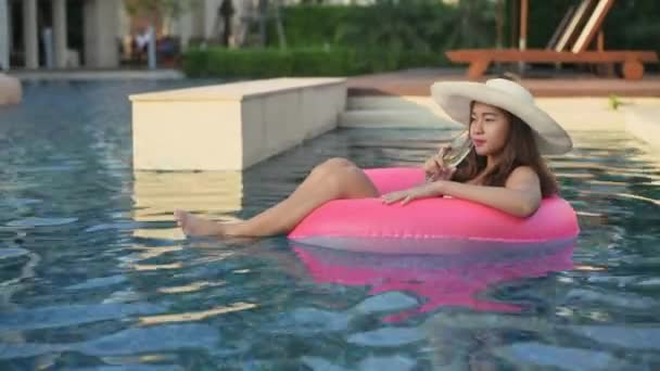 Holiday Concept Resolution Asian Woman Bikini Drinking Cocktail While Swimming — 비디오