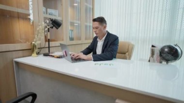 4k Kararlılığın iş konsepti. Kafkasyalı adamlar ofiste çok çalışıyor ve yorgunlar. Şirketteki yöneticilerin mesuliyetleri. Yönetici odası.