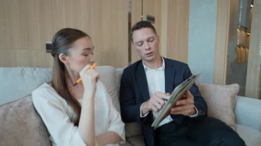 4k Kararlılığın iş konsepti. Müdür, sekreterle odada buluşacak. Planlama ve Sıralama.