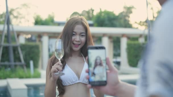 Tatil Konsepti Çözünürlük Havuz Başında Bikinili Asyalı Kadınlar Poz Veriyor — Stok video