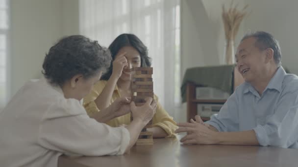 대한민국의 보물제 지정됐다 아시아의 가족들은 집에서 게임을 합니다 재미있고 흥미진진 — 비디오