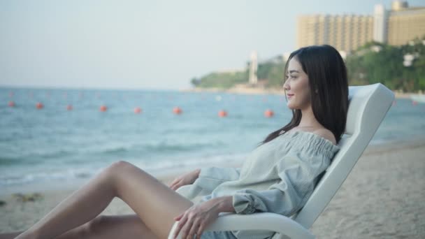 4K解像度の休日の概念 アジアの女性は喜んでビーチで休んで — ストック動画