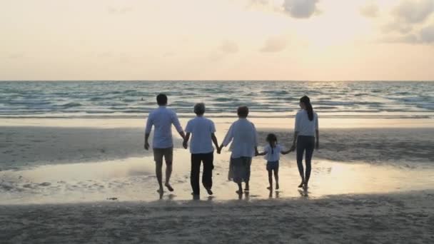 Conceito Férias Resolução Uma Grande Família Asiática Está Caminhando Longo — Vídeo de Stock