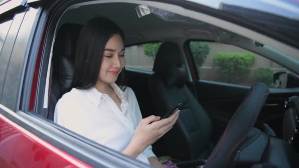 Ταξιδιωτική Έννοια Του Ψηφίσματος Νεαρές Γυναίκες Που Παίζουν Κινητά Τηλέφωνα — Αρχείο Βίντεο