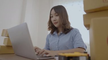 4k Kararlılığın iş konsepti. Çalışanlar müşteri siparişlerini kontrol etmek için bilgisayar kullanıyorlar. Metin Yazma.