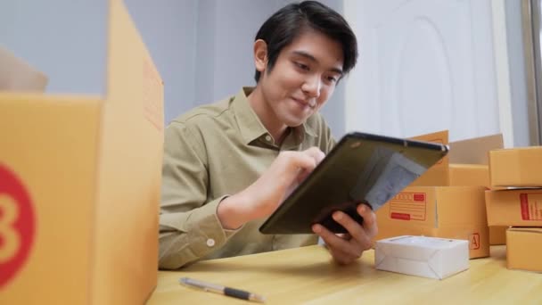 4K解像度のビジネスコンセプト オフィスで商品を発表するアジア人男性 — ストック動画