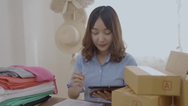Forretningskonsept Resolution Asiatisk Dame Sjekker Varer Kontoret Noter – stockvideo
