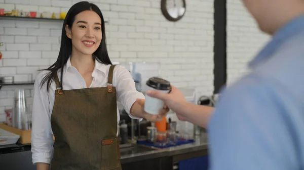 Conceito Cafeteria Resolução Barista Está Entregando Canecas Café Para Clientes — Fotografia de Stock