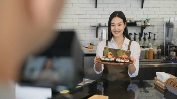 Concepto Cafetería Resolución Empleada Asiática Haciendo Una Revisión Pastel Las — Foto de Stock