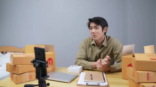 4K解像度のビジネスコンセプト アジアの男は携帯電話でライブ販売製品を放送しています 通信技術 — ストック動画