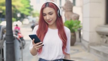 Tatil konsepti 4k Çözünürlük. Şehirde yürüyen Asyalı bir kadın. Genç kız modası.
