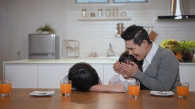 Aile kavramı 4k Kararlılığı. Asyalı anne ve baba, kızlarının doğum gününü evde kutluyorlar..