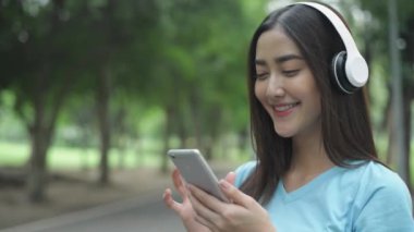 Tatil konsepti 4k Çözünürlük. Bahçede cep telefonu çalan Asyalı kadın..