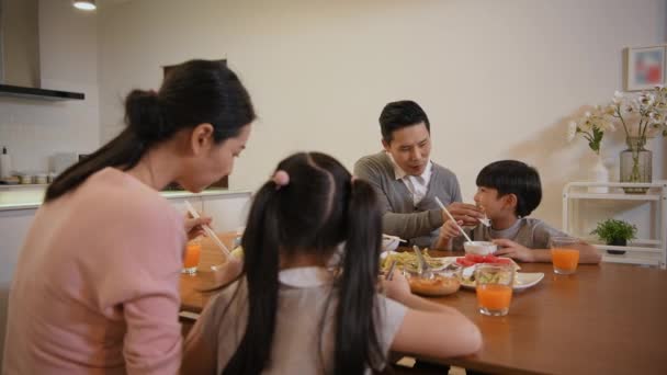 Family Concept Resolution Asian Parents Children Eating Together House — Stok video