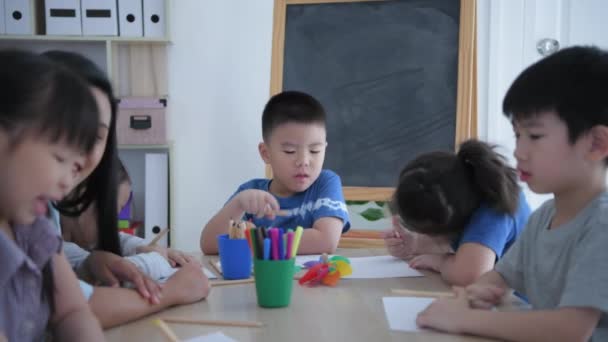 Concepto Educativo Resolución Niños Del Jardín Infantes Dibujando Diversión Aula — Vídeo de stock