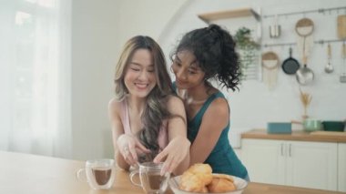 Tatil konsepti 4k Çözünürlük. Asyalı kadınlar mutfakta kahve içiyorlar. Genç kadınların ortak bir lezbiyen ilişkisi var..