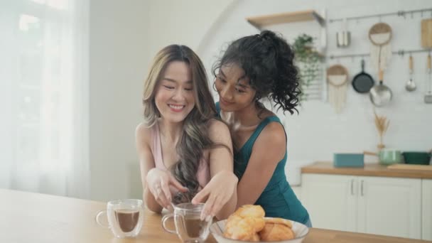 Concepto Vacaciones Resolución Mujeres Asiáticas Tomando Café Juntas Cocina Las — Vídeos de Stock