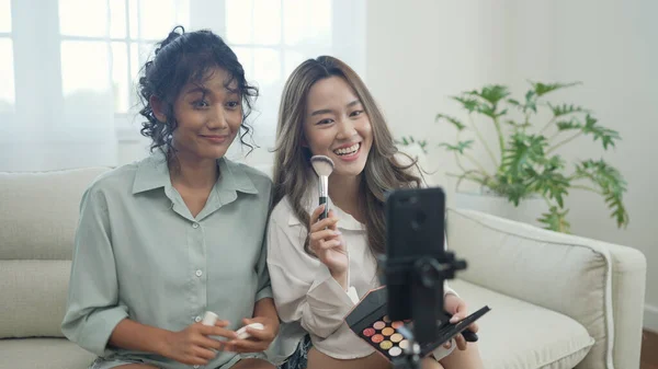 Concepto Vacaciones Resolución Mujeres Asiáticas Enseñando Maquillaje Juntas Casa Influencer — Foto de Stock
