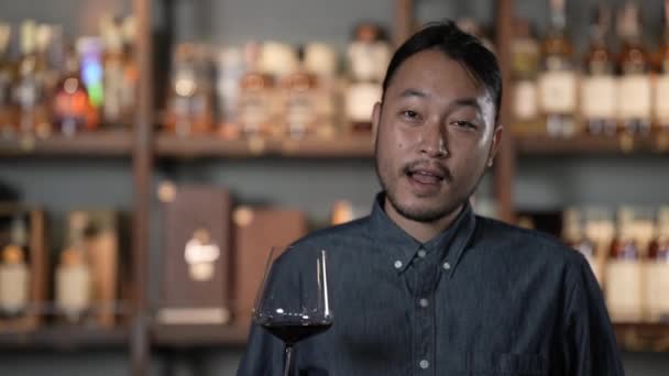 Концепція Нічного Клубу Resolution Сомельє Дегустує Вино Пояснює Аптеці Група — стокове відео