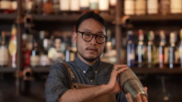 Night Club Concept Resolution Bartender Making Drinks Customers Restaurant Group — Αρχείο Βίντεο