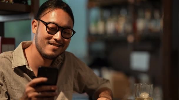 Koncept Nočního Klubu Resolution Asijský Zákazník Pije Alkohol Obchodě Alkoholem — Stock video