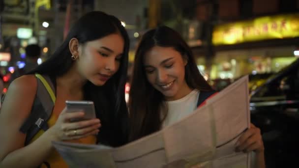 Travel Concept Resolution Asian Women Using Maps Find Places Together — Stockvideo