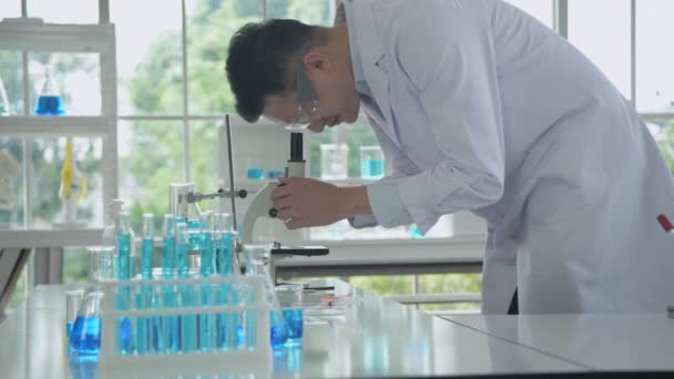 Концепция Исследования Разрешения Азиатские Ученые Изучают Аномалию Микроскопом — стоковое видео