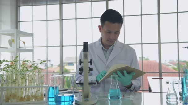 Концепция Исследования Разрешения Азиатские Ученые Ищут Информацию Блокнотов Лаборатории — стоковое видео