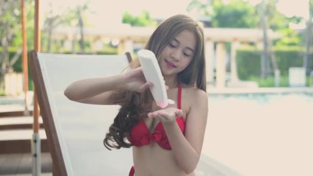 Concepto Vacaciones Resolución Mujer Asiática Bikini Aplicando Protector Solar Junto — Vídeos de Stock