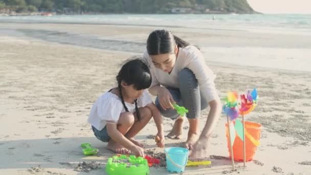 Праздничная Концепция Resolution Азиатская Мать Дочь Играют Песчаных Дюнах Моря — стоковое видео