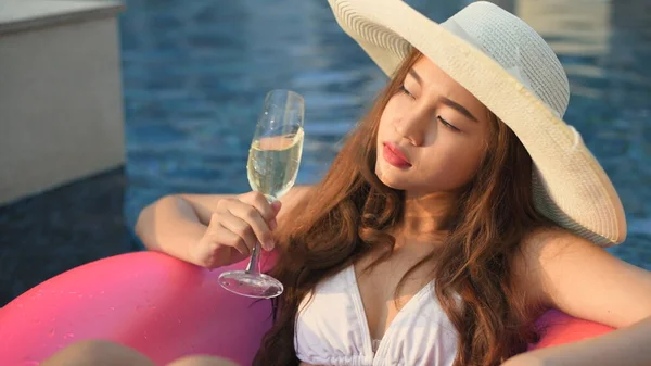 Holiday Concept Resolution Asian Woman Bikini Drinking Cocktail While Swimming — 스톡 사진
