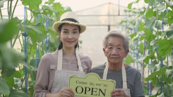 Landwirtschaftliches Konzept Der Auflösung Junge Und Alte Asiatische Frauen Halten — Stockvideo