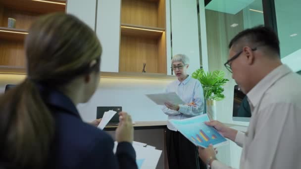 Conceito Negócio Resolução Grupo Jovens Empresários Asiáticos Têm Reunião Discussão — Vídeo de Stock