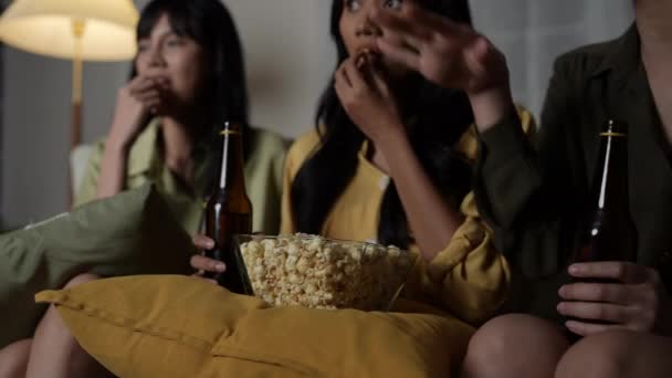 Semester Koncept Upplösning Asiatiska Kvinnor Tittar Film Hemma Roliga Och — Stockvideo