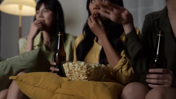 Concept Vacances Résolution Femmes Asiatiques Regardant Des Films Ensemble Maison — Video