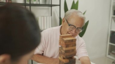 Tatil konsepti 4k Çözünürlük. Asyalı aileler evde oyun oynuyorlar. Eğlenceli ve heyecan verici eğlence aktiviteleri.