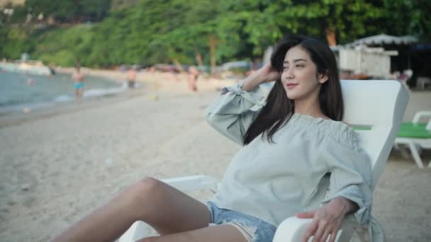 Vakantie Concept Van Resolutie Aziatische Vrouw Rusten Het Strand Gelukkig — Stockvideo