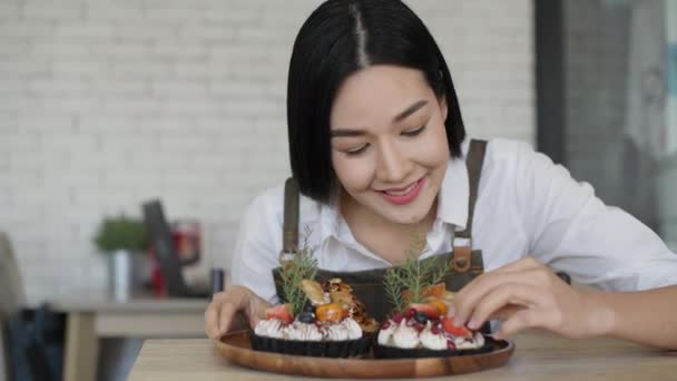 Kafe Konsepti Kararlılık Mağazalarda Pasta Süsleyen Asyalı Kızlar — Stok video