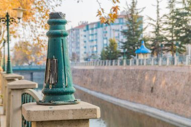 Parktaki eski paslı metal boru