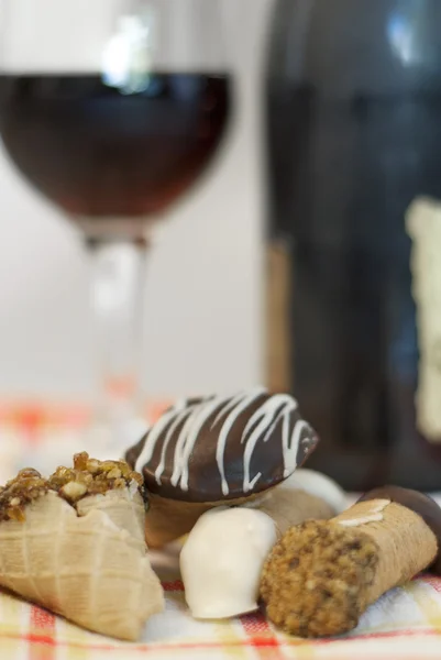 Homemade cookies and red wine — Stock Photo, Image